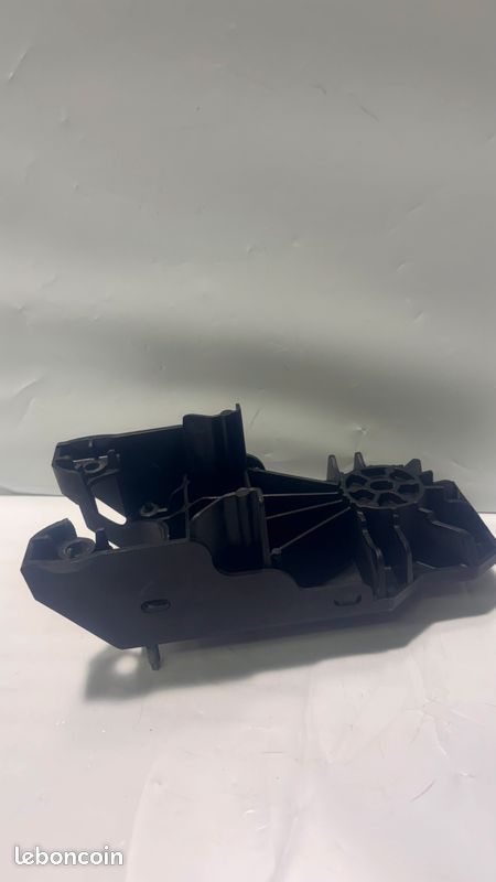 Support fixation console centrale levier de vitesse Peugeot 208/2008 REF 9677863680 (image 2)