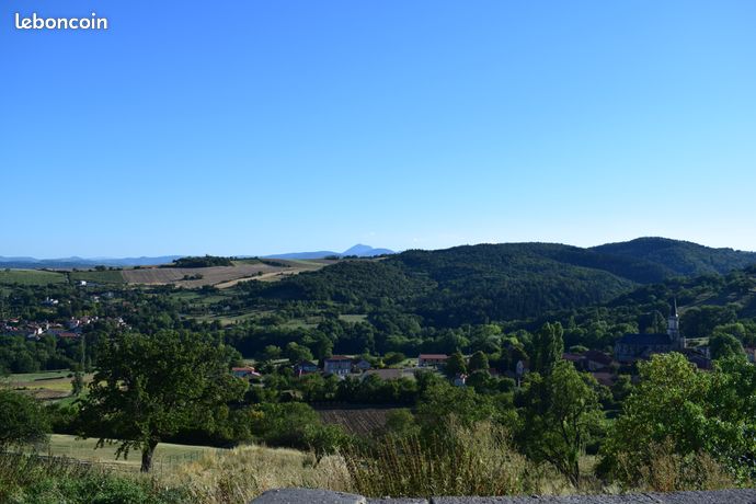 Corps de Ferme clos, vue imprenable sur le Puy de Dôme