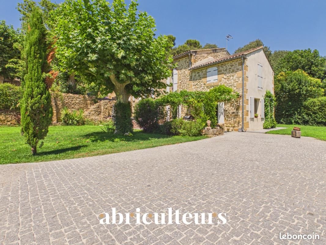Maison 5 pièces 249 m² · à Grans · 249 m² · 845 000 €