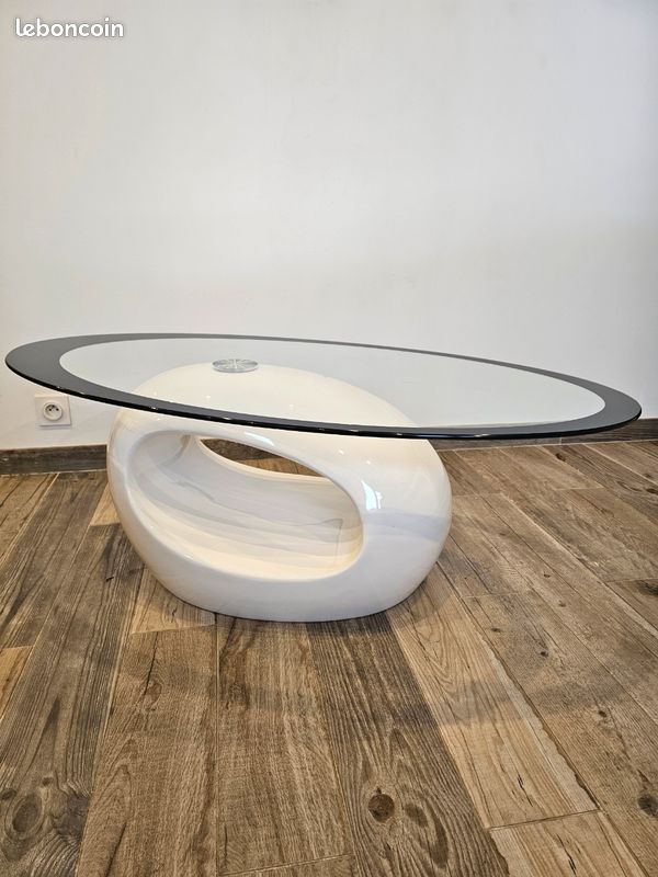 Table basse ovale moderne blanche et bois, table ronde en bois massif, petite taille élégante, parfaite pour la décoration d'intérieur contemporaine, design durable et élégant