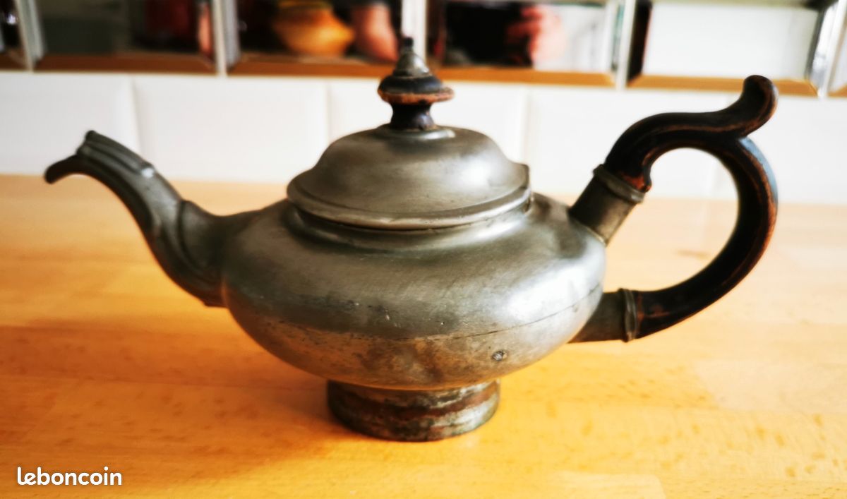 Théière ancienne en étain (image 1)