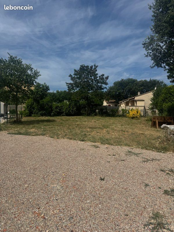 Terrain plat constructible proche centre ville Quissac · 119 000 €