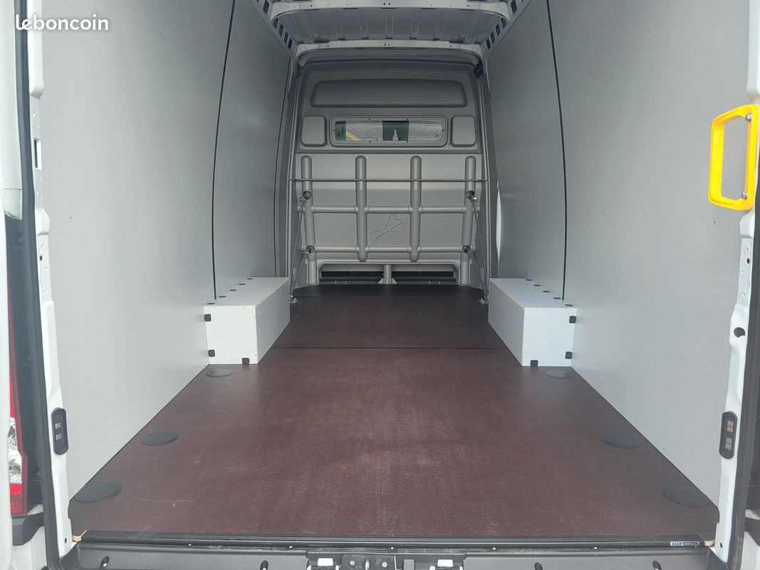 IVECO DAILY 35S18 HA8 V16 FOURGON PACK ÉVOLUTION CABINE APPROFONDIE FIXE 07 PLACES NEUF avec ATTELAGE + CAMÉRA + PROJECTEURS FULL LED / MOTEUR 3 LITRES / SANS CONTRAINTES GSR2 ( Prix Vente 49 990 HT ) (image 15)