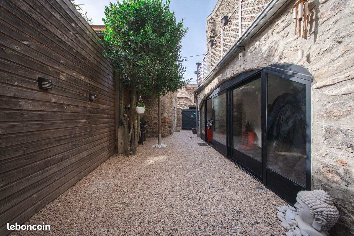 Maison 10 pièces 185 m² · à Neschers · 185 m² · 270 000 €