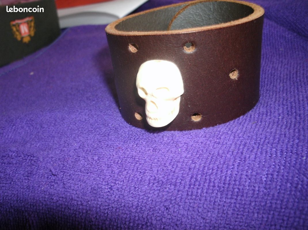 Bracelet cuir avec motif crane (image 1)