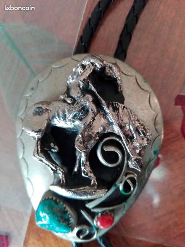 Bolo Tie Western - Cravate Cowboy Plaque Argent Avec œil De Tigre - Neuf Avec étiquettes
