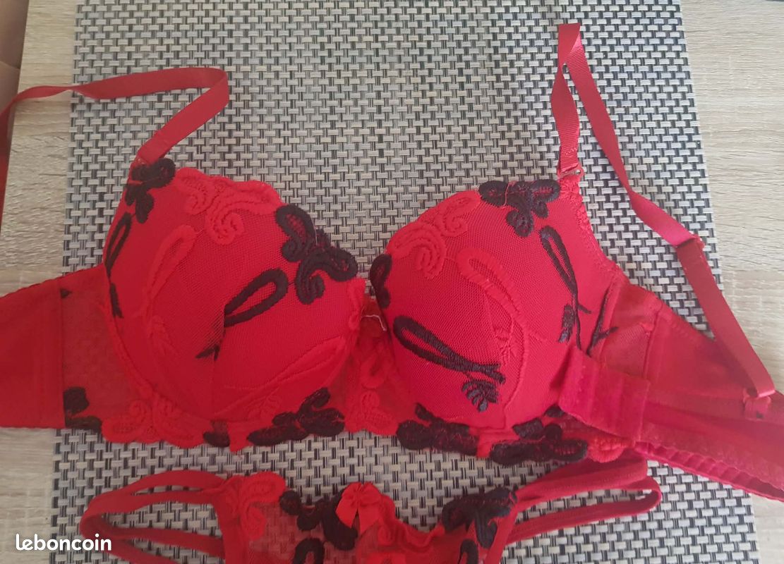 Ensemble soutien gorge et string rouge et noir Soutien-gorge taille 90B - string taille L 75% polyamide, 15% polyester, 10% Elasthanne Très bon état Pas sérieux s'abstenir (image 2)