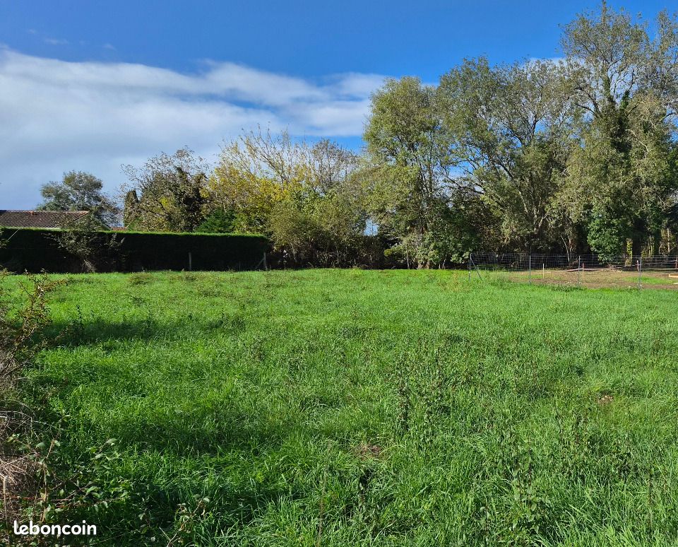 Terrain 746 m² · à Saint-Seurin-sur-l'Isle · 24 000 €