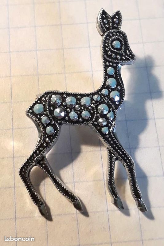 Broche Ancienne Argentée - Forme Faon - Environ 35 Mm - Occasion