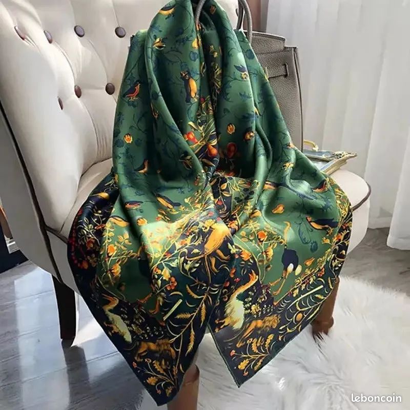 Foulard Bandana Carré En Satin 1m X 1m - Motif Floral Et Oiseaux Sur Fond Vert Sapin - Neuf Avec étiquettes - Unisexe