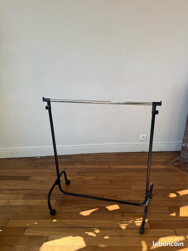 Portant vêtements (image 1)