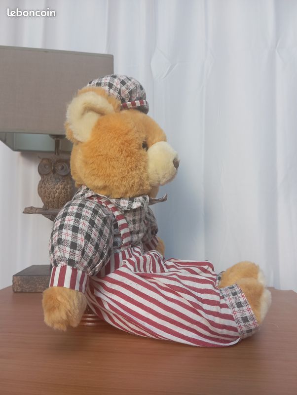 Peluche ours marron salopette rouge bonnet et tshirt bleu (image 2)