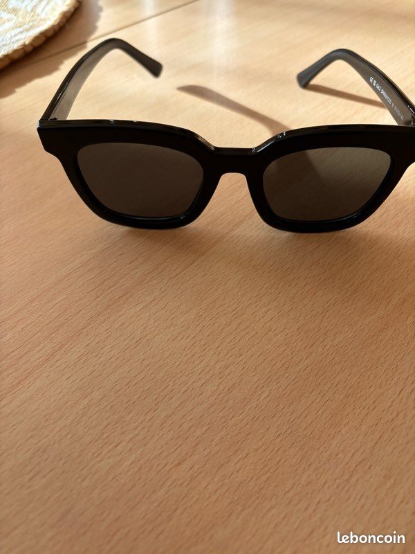 Lunette de soleil noire (image 3)