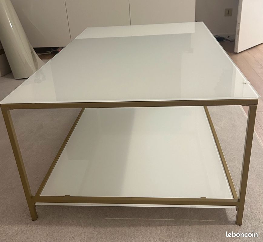 Table basse blanche et dorée (image 2)