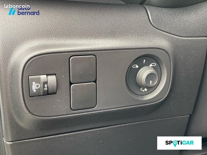 Citroen C3 1.2 PureTech 110ch S&S Shine EAT6 (image 16)