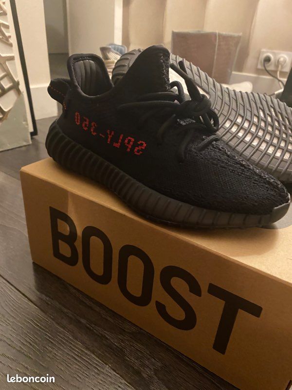 Yeezy boost 350 v2 black red (image 2)