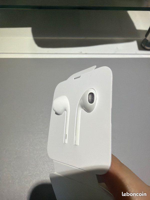 Écouteurs Apple EarPods Lightning – Neufs jamais utilisés (image 5)