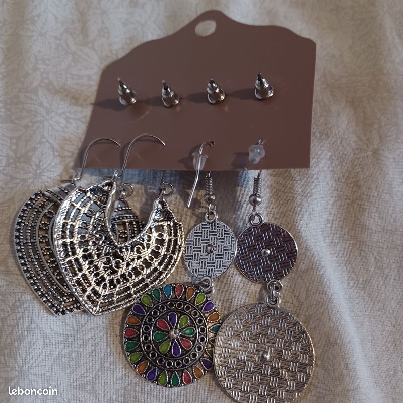 Lot De 4 Paires De Boucles D'oreilles Fantaisie Pendantes En Bois - Couleur Marron, Fermoir Crochet, Neuf Avec étiquettes
