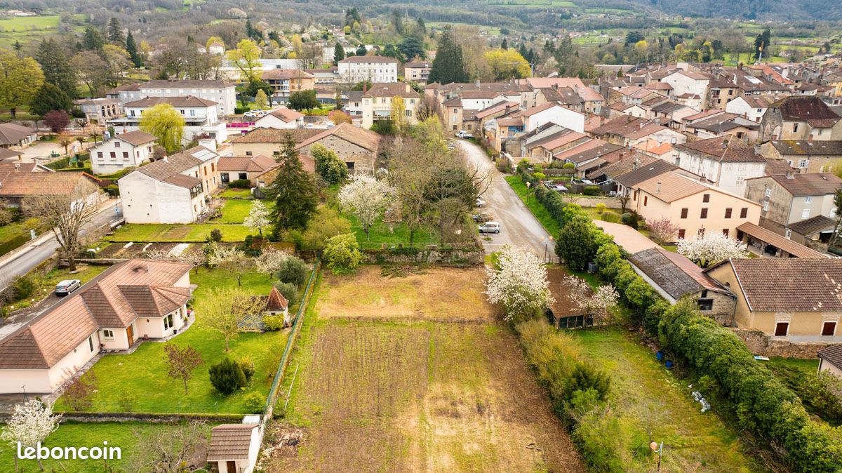 Terrain viabilisé centre ville 1770 m² Saint Amour constructible · à Saint-Amour · 119 000 €