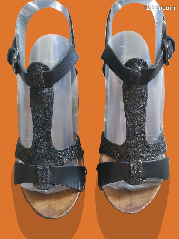 Chaussures à talon noires à paillettes (image 2)