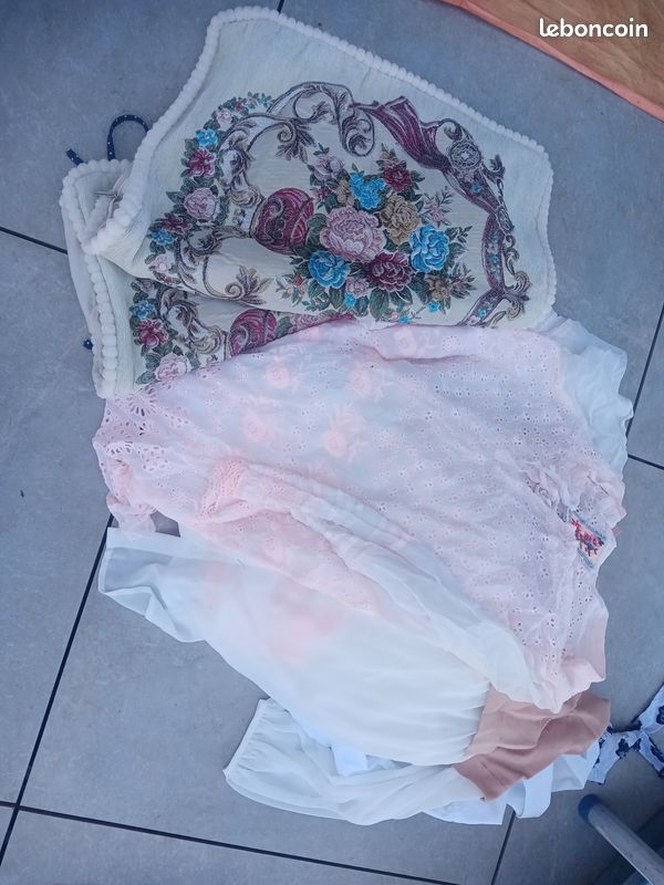 Plusieurs chemisiers t-shirts (environ 20) pour femme taille S deux maillots de bain une pièce et deux housses coussins (image 1)