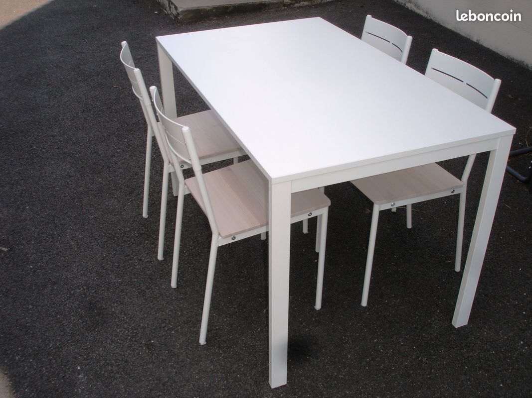 Ensemble Table VIHALS + 4 chaises BUSLATT - IKEA - Blanc - TBE (image 1)