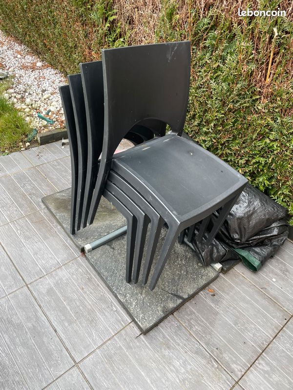 4 chaises en plastiques (image 1)