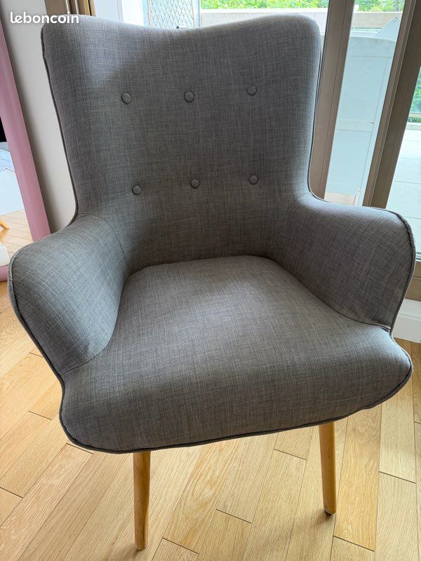 Fauteuil scandinave Miliboo gris avec son repose-pied (image 1)