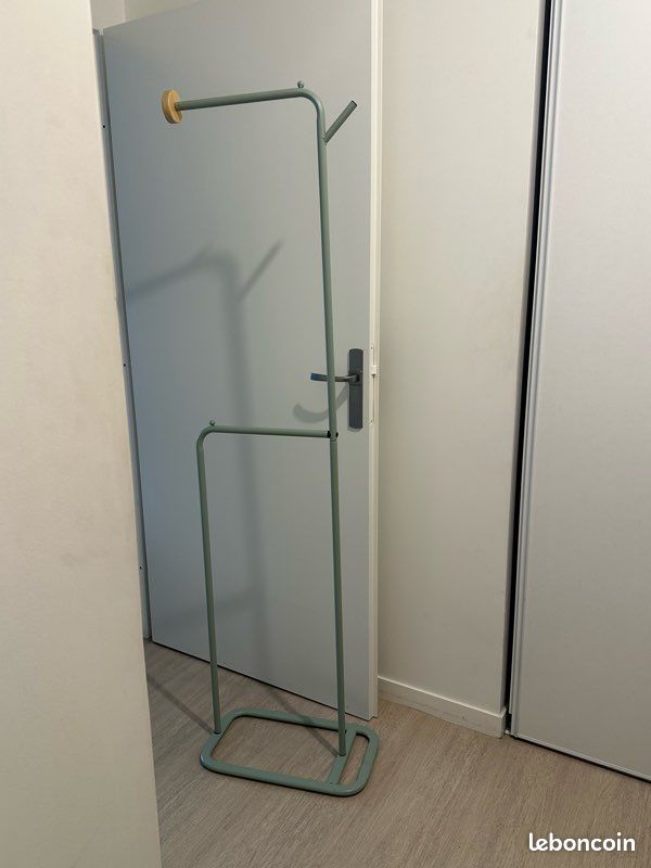 Porte manteau sur pied (image 1)
