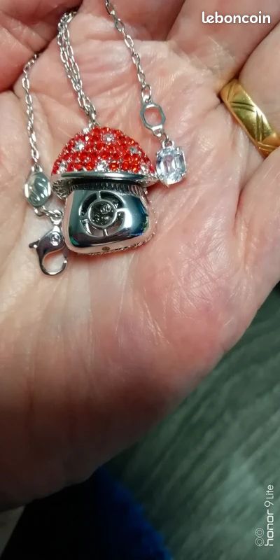 Collier Swarovski Alice in Wonderland - Montres & Bijoux