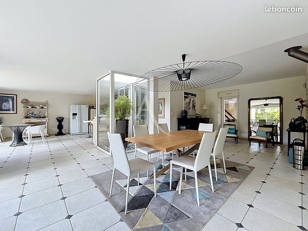 Maison 8 pièces 270 m² — 2