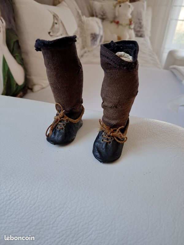 JOLIES CHAUSSURES ET CHAUSSETTES POUR POUPÉE ANCIENNE