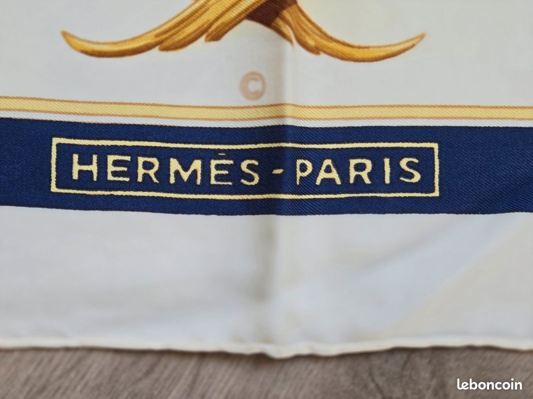 Foulard Hermès Vintage Couronnes - 100% Soie, Motifs Jaune Et Bleu - Carré TBEG, Édition Limitée