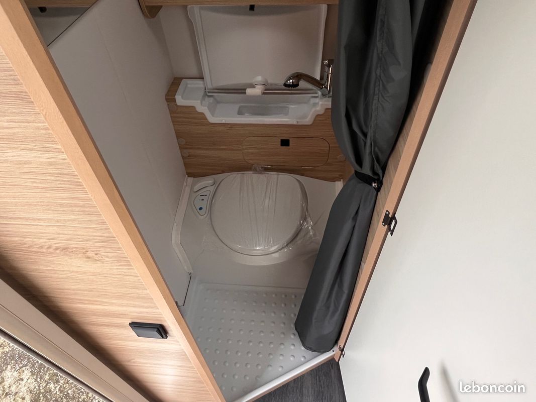 Caravane Rigide CARAVELAIR ALBA 390 - Lit Transversal (image 6)