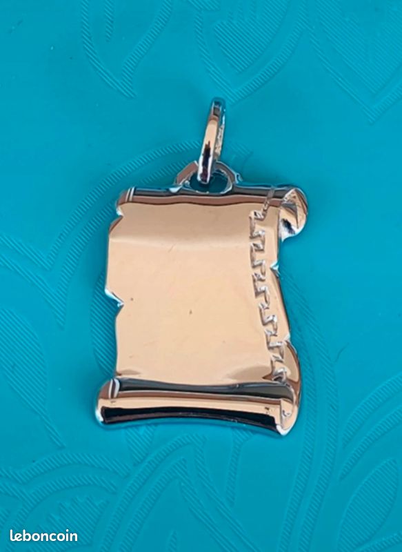 Pendentif parchemin gravure en argent neuf Montres Bijoux