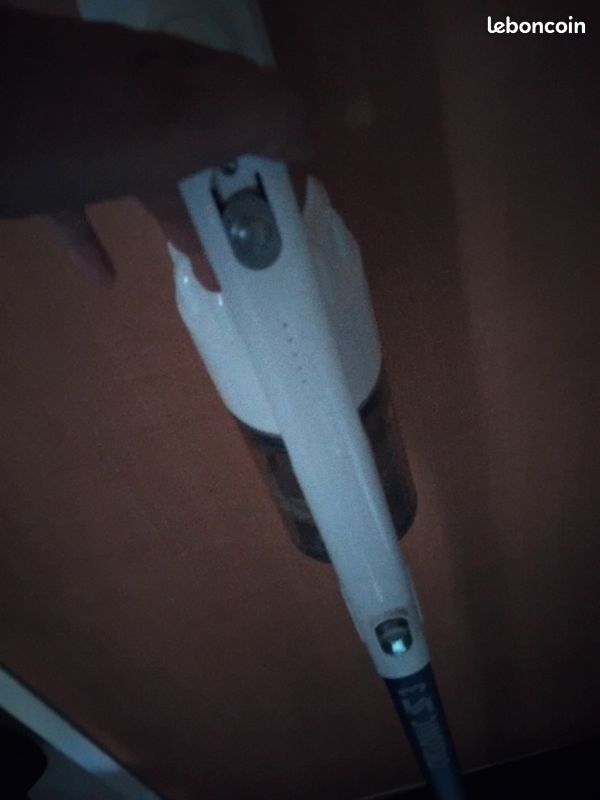 Aspirateur avec chargeur (image 1)