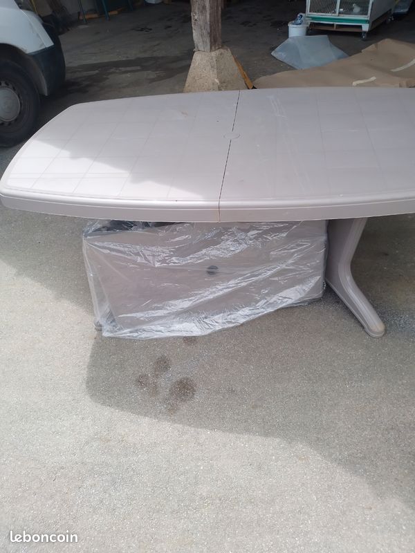 Table extérieure (image 1)