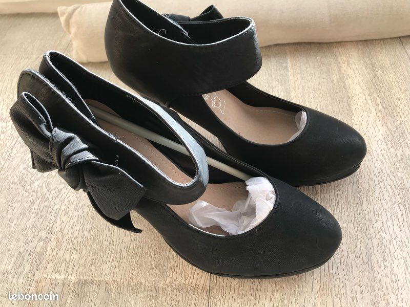 Escarpins Mademoiselle R - Taille 37 - Couleur Nude Avec Noeud Satin - Bon État Occasion