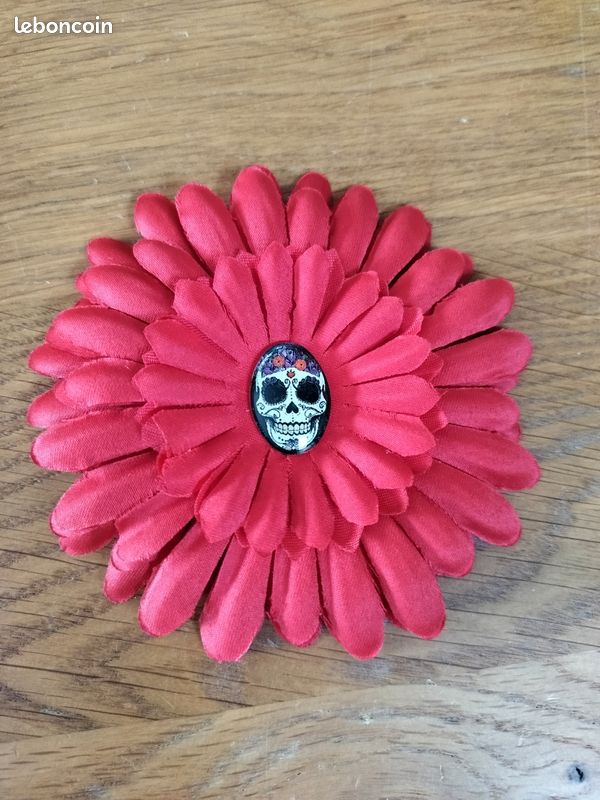 Broche en tissu rouge (image 1)