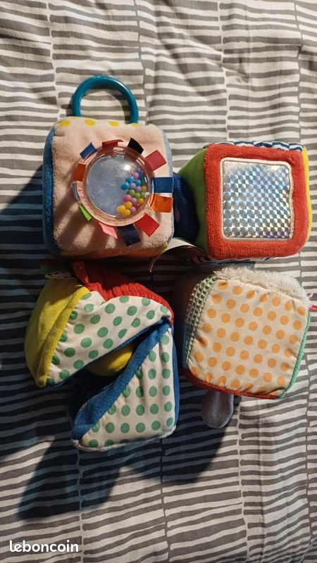 Un lot de 4 cubes d'éveil en tissu Oxybul - Jeux & Jouets