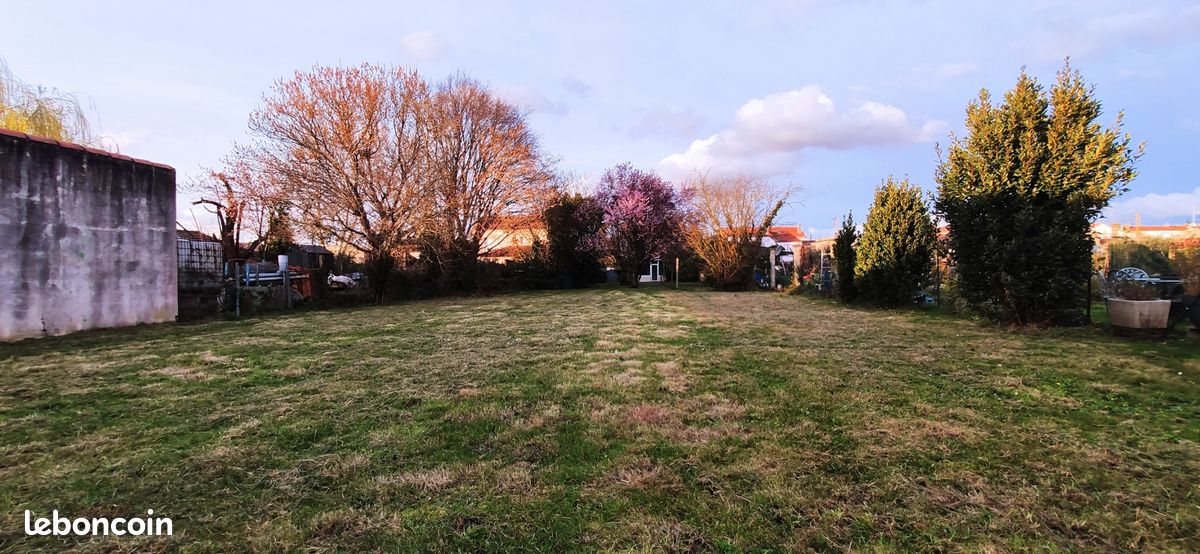 Grand terrain a batir · à Rochefort · 180 000 €