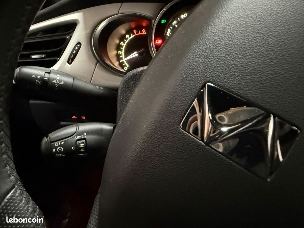 CITROEN DS3 e-HDi 115 Airdream Sport Chic *DISTRIBUTION CHANGEE*ENTRETIEN A JOUR (image 24)