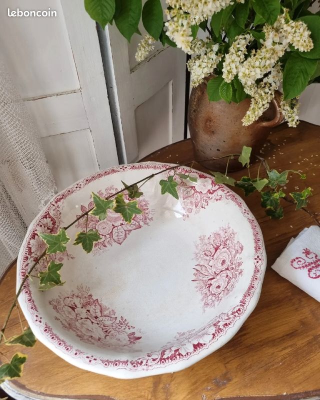 Ancien Saladier Terre de fer aux tonalités framboise et décor floral (image 1)