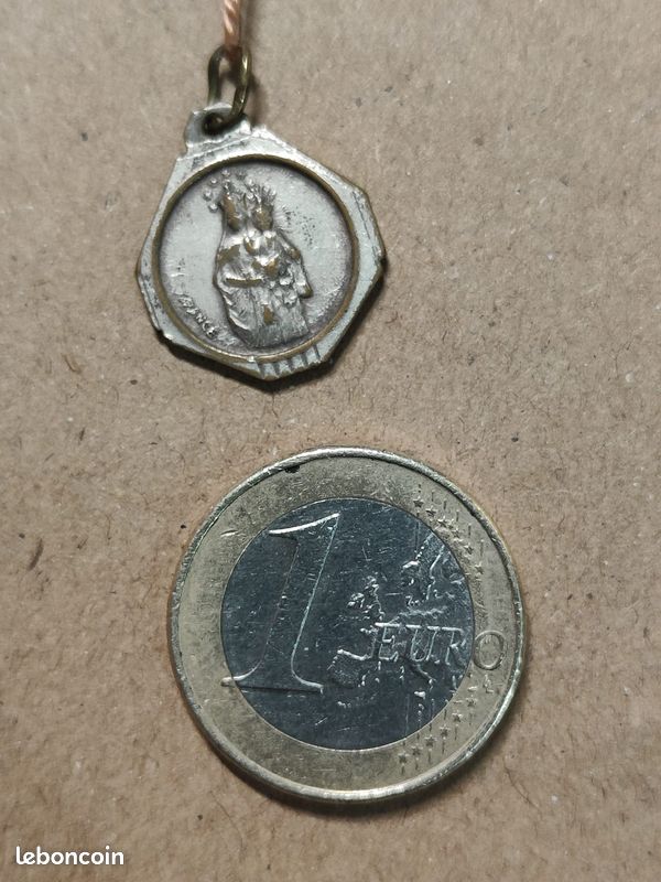 AUGIS MEDAILLE RELIGIEUSE METAL PLAQUE INSIGNE VENDEUR DEALER SHOP