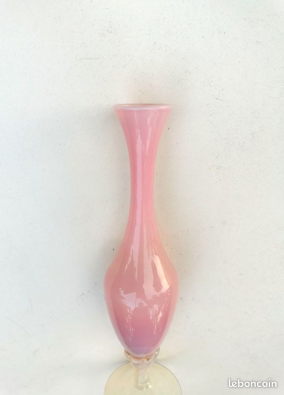 Vase en Opaline rose sur pied en verre soufflé d' Italie (image 12)