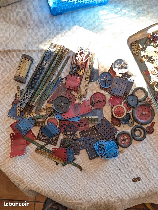 Lot de Lot de Meccano ancien dans une valise noire, roues et diverses