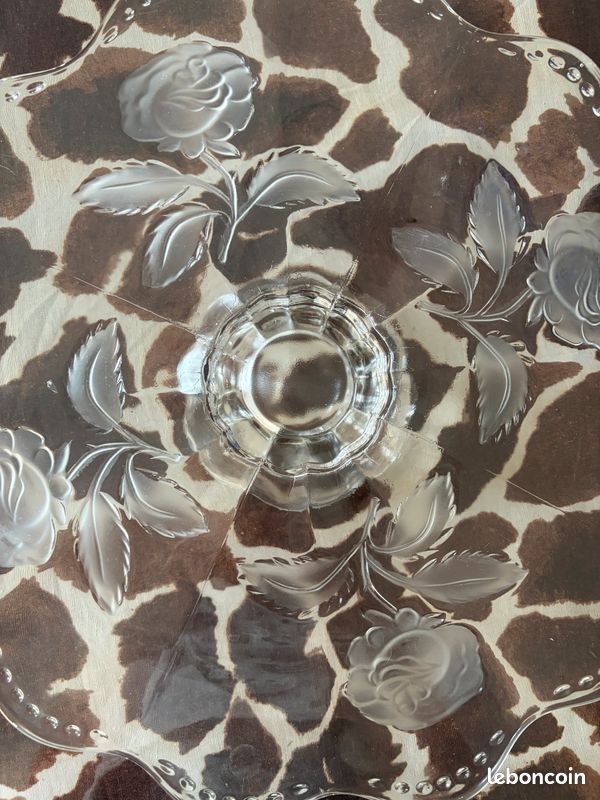Plat sur pied en verre orné de roses (image 2)