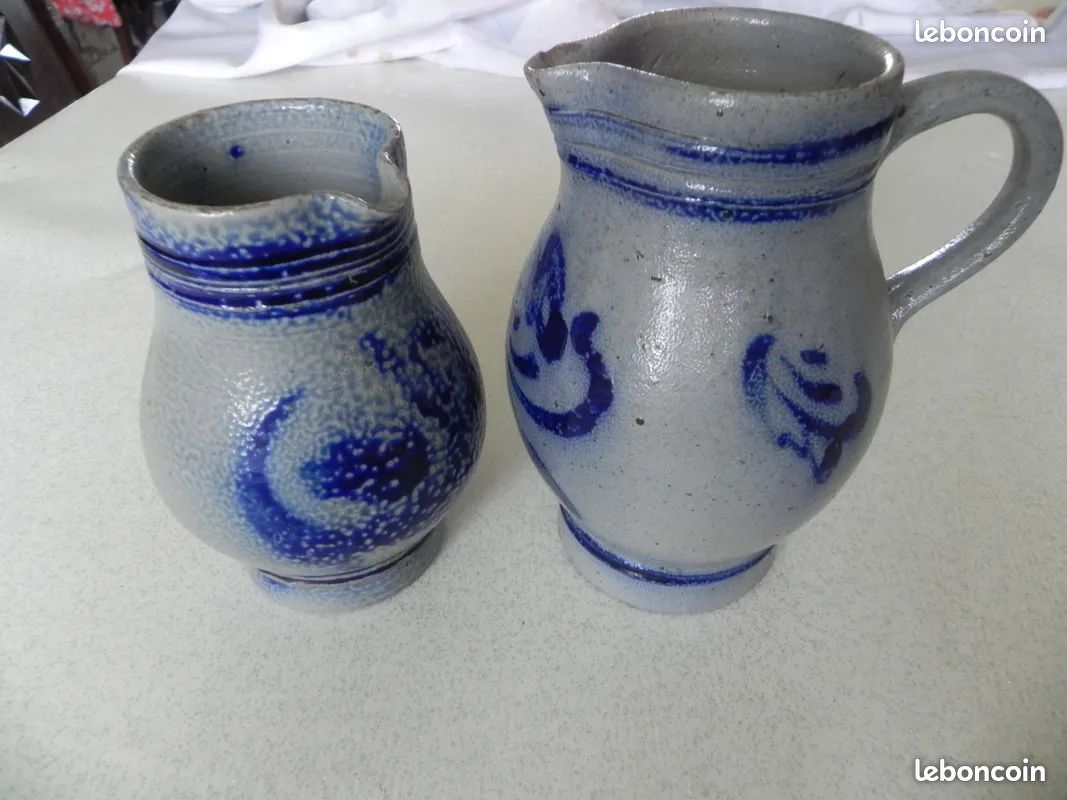 Pichets gris dessin bleu (image 1)