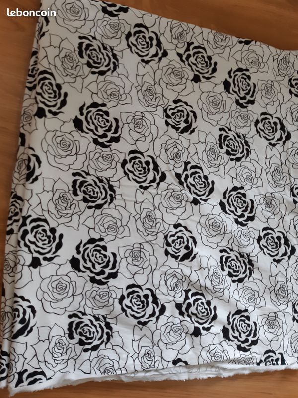 Tissu satin strech (lycra) - motif rose - noir et blanc (image 1)