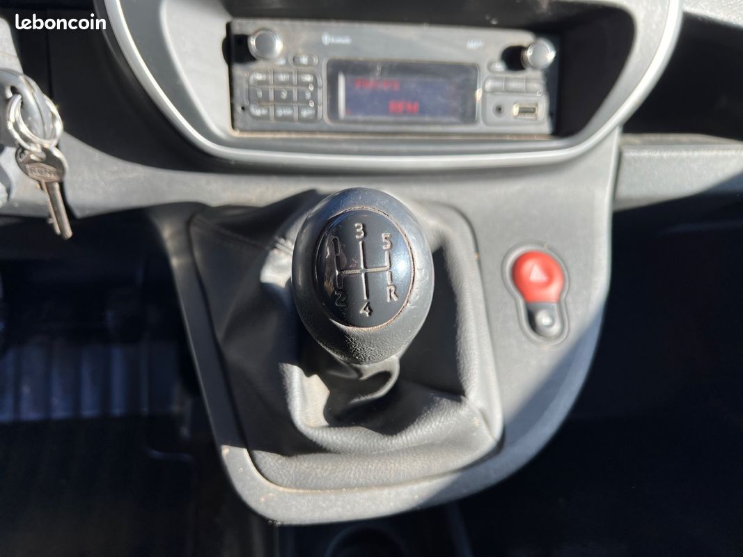 RENAULT KANGOO 1.5 DCI 90 ch Confort Fourgon - Attelage - Pas de TVA (image 17)